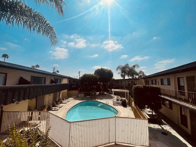 Island Breeze Apartments in Gardena, CA - Foto de edificio - Building Photo