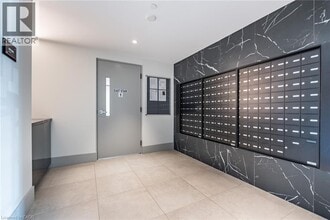 422 N Service Rd in Stoney Creek, ON - Building Photo - Building Photo