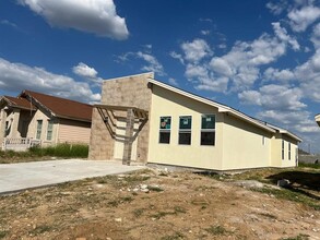 4407 Black Buck Cir in Laredo, TX - Building Photo - Building Photo