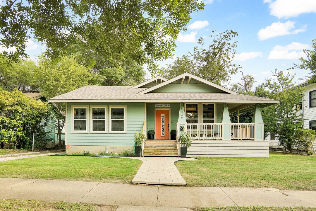 1038 W Mistletoe Ave in San Antonio, TX - Building Photo