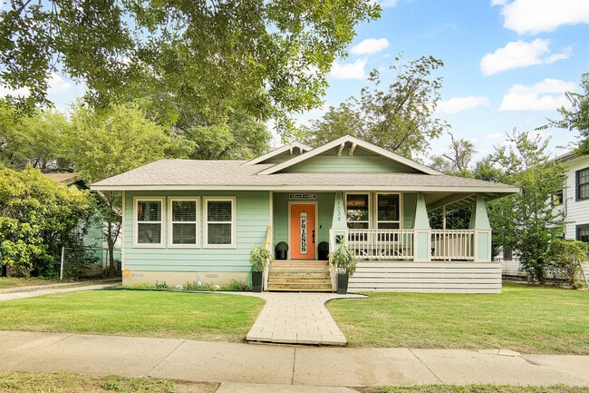 property at 1038 W Mistletoe Ave
