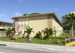 King Apartments in North Miami, FL - Foto de edificio - Building Photo