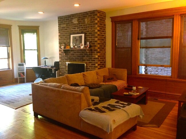 1031 W Dakin St, Unit 1 in Chicago, IL - Building Photo - Building Photo