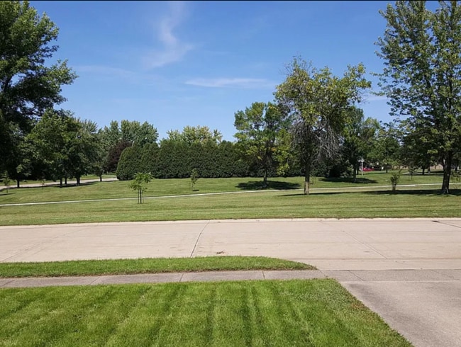1855 Queens Dr in Bettendorf, IA - Building Photo - Building Photo