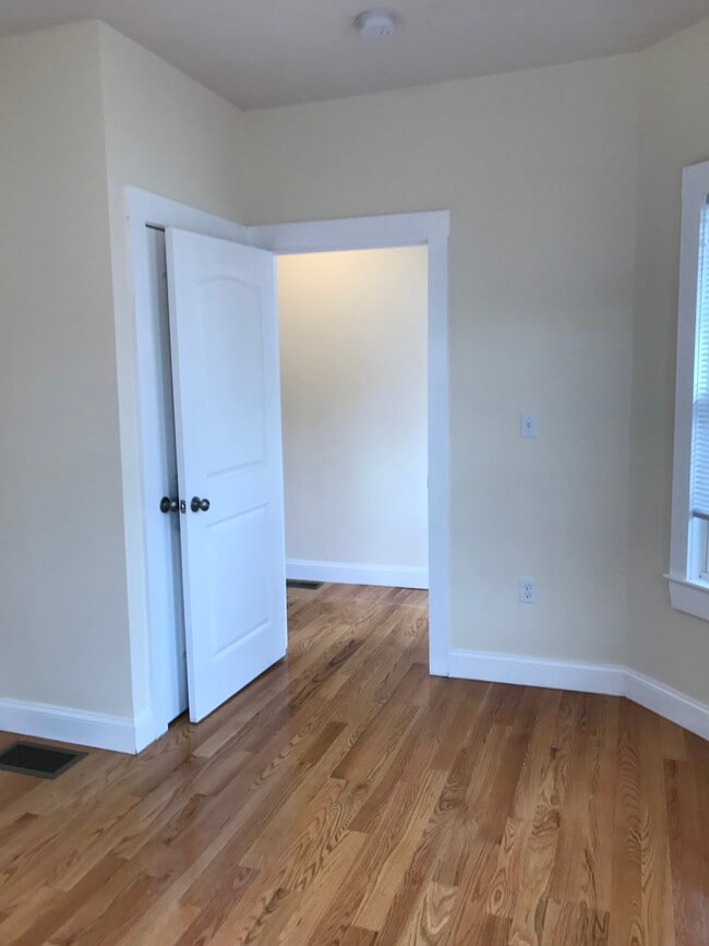 14-16 Phillips Street, Unit 14 in Lowell, MA - Foto de edificio - Building Photo