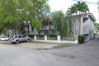 915 Palermo Ave in Coral Gables, FL - Foto de edificio - Building Photo