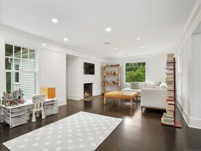 947 Valley Rd in New Canaan, CT - Building Photo - Building Photo