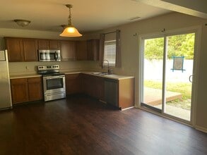 557 Lakeside Valley Dr in Winston-Salem, NC - Building Photo - Building Photo