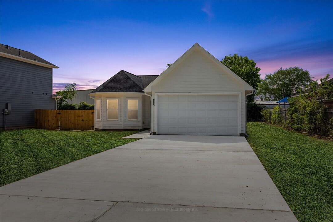 3700 Avenue S in Santa Fe, TX - Building Photo