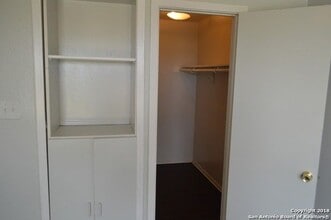 7536 Oak Chase in San Antonio, TX - Building Photo - Building Photo