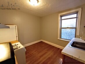 18 Parmenter St, Unit 1 in Boston, MA - Foto de edificio - Building Photo