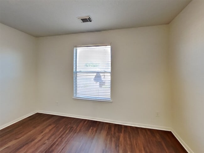 property at 2911 Linda Dr