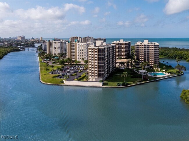 17 Bluebill Ave in Naples, FL - Foto de edificio - Building Photo