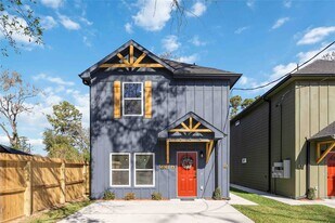 5809 Senior in Houston, TX - Building Photo