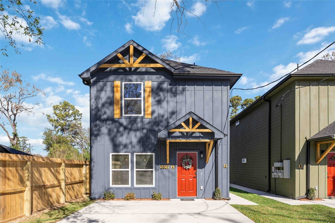5809 Senior in Houston, TX - Building Photo