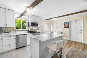 2020 Lake Osborne Dr in Lake Worth Beach, FL - Building Photo - Building Photo