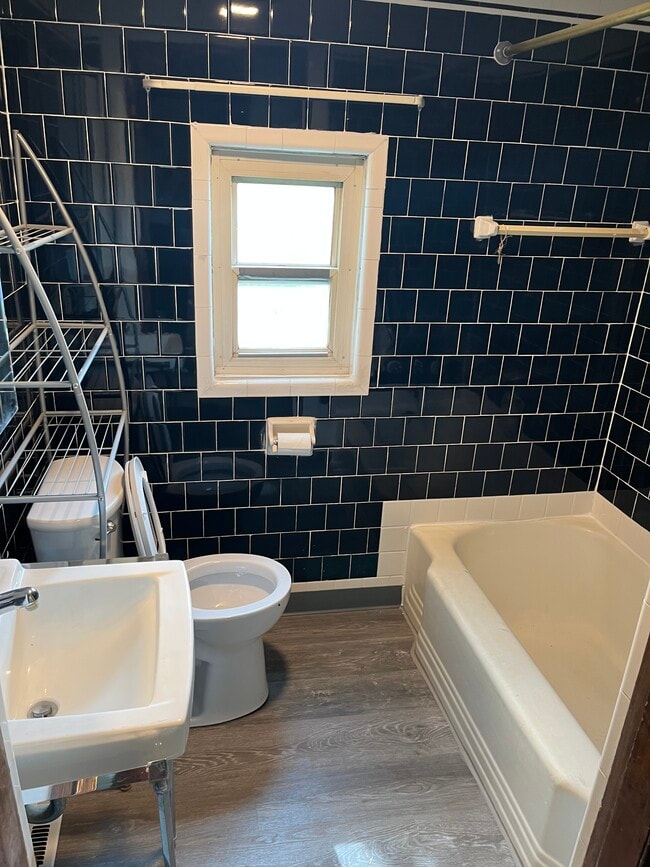 30 Yoder St in Pittsburgh, PA - Foto de edificio - Building Photo