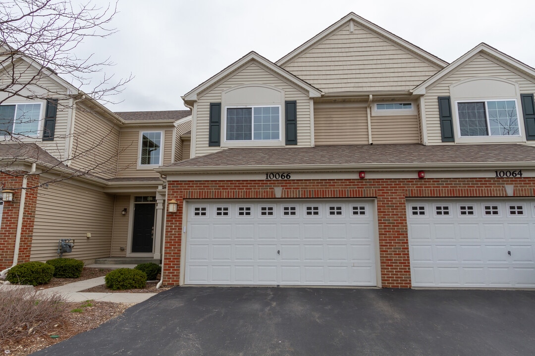 10066 Cummings St in Huntley, IL - Building Photo