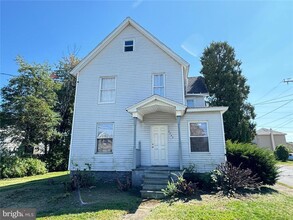 3743 Birney Ave in Moosic, PA - Foto de edificio - Building Photo