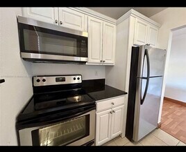 2441 SW 31st Ave, Unit 309 in Miami, FL - Foto de edificio - Building Photo