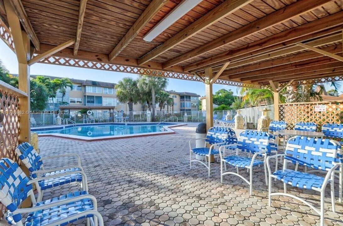 5031 W Oakland Park Blvd in Lauderdale Lakes, FL - Building Photo