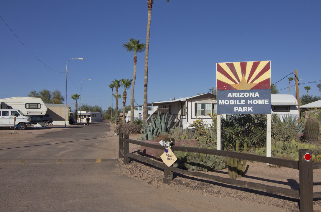 2100 E Roundup St in Apache Junction, AZ - Foto de edificio