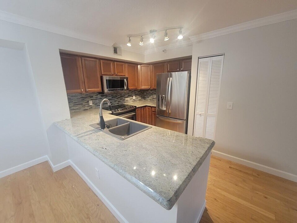180 Yacht Club Way in Hypoluxo, FL - Building Photo