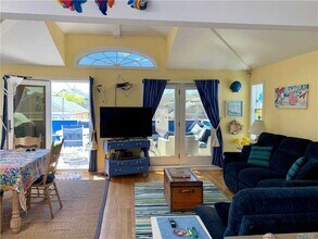 20 Illinois Ave-Unit -Upper in Long Beach, NY - Foto de edificio - Building Photo