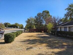 17260 Valeport Ave in Lancaster, CA - Foto de edificio - Building Photo