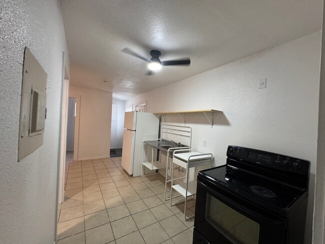 107 Jesus Alley, Unit 4