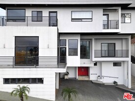 3971 Fredonia Dr in Los Angeles, CA - Building Photo