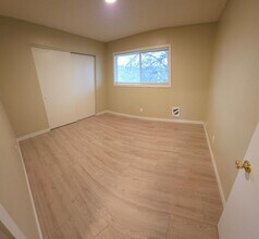 5055 SW Menlo Dr, Unit 4 in Beaverton, OR - Foto de edificio - Building Photo