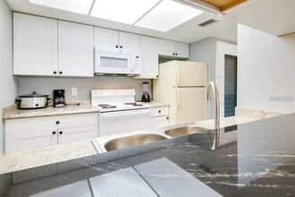 2615 Cove Cay Dr in Clearwater, FL - Building Photo - Building Photo