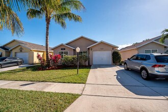 9131 Pine Springs Dr in Boca Raton, FL - Building Photo - Building Photo