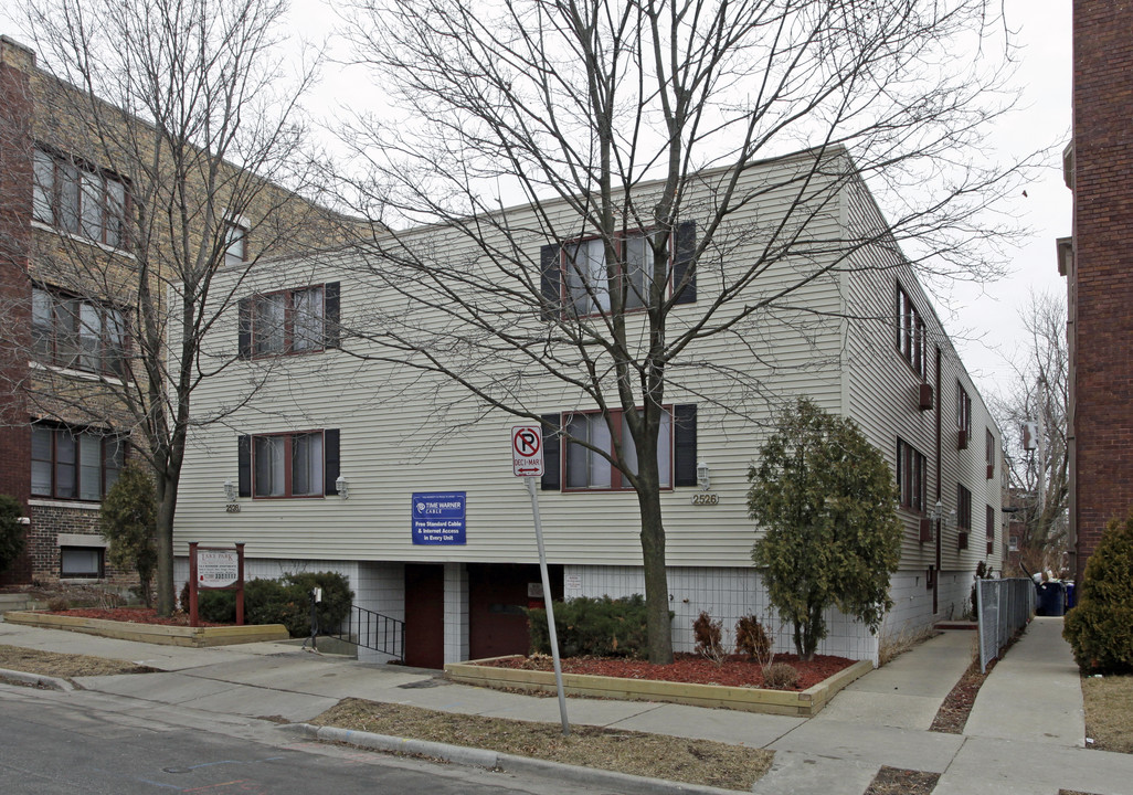 Lake Park Apartments in Milwaukee, WI - Foto de edificio