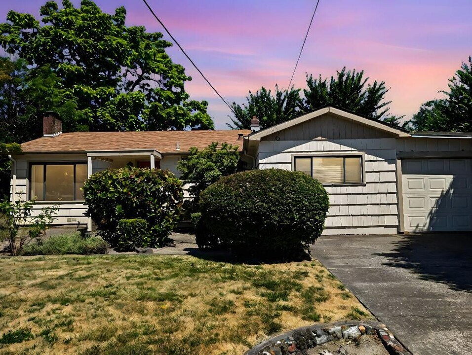 2055 NW Beca Ave in Corvallis, OR - Building Photo