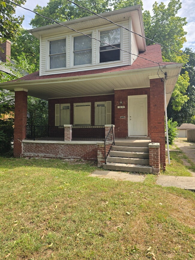 property at 1618 N Peoria Ave