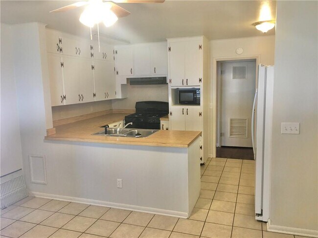 101 E 1st St in Gentry, AR - Building Photo - Building Photo