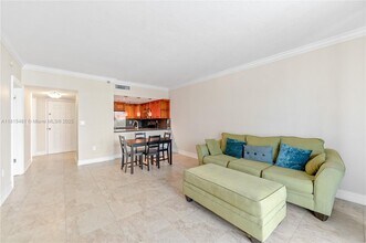 540 Brickell Key Dr, Unit 600 in Miami, FL - Building Photo - Building Photo