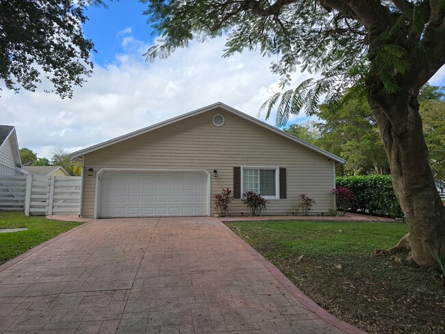 14912 SW 143rd Ct in Miami, FL - Building Photo - Building Photo