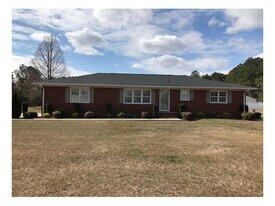 438 La Grange Rd in La Grange, NC - Building Photo