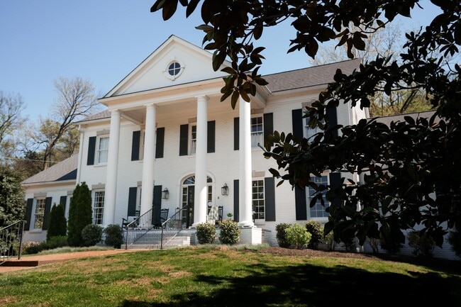 5360 Hillsboro Pike in Nashville, TN - Building Photo - Building Photo