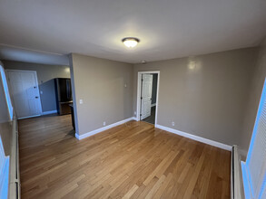 14 Arnold Ave, Unit 2 in Lincoln, RI - Foto de edificio - Building Photo