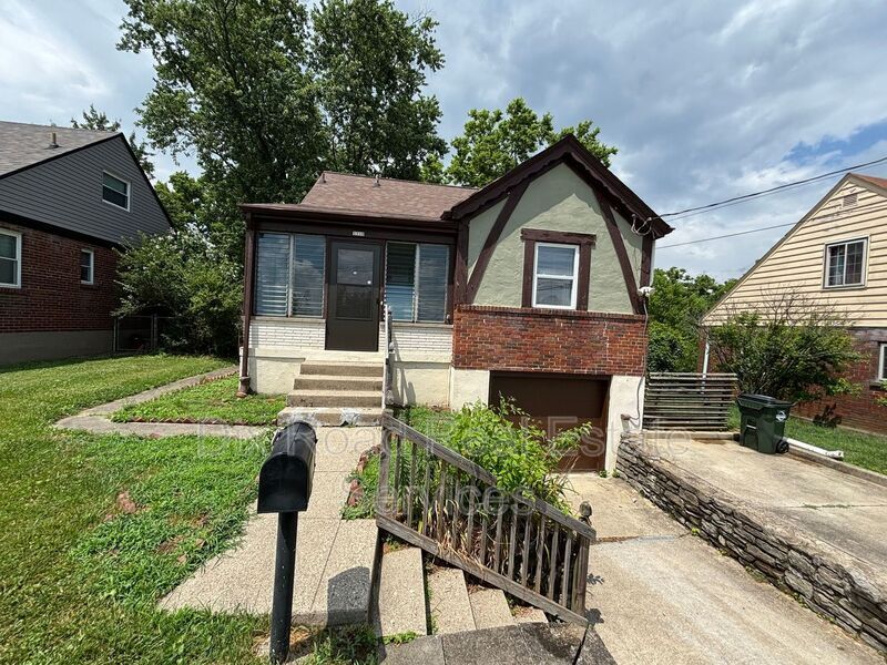 3330 Van Zandt Dr in Cincinnati, OH - Building Photo