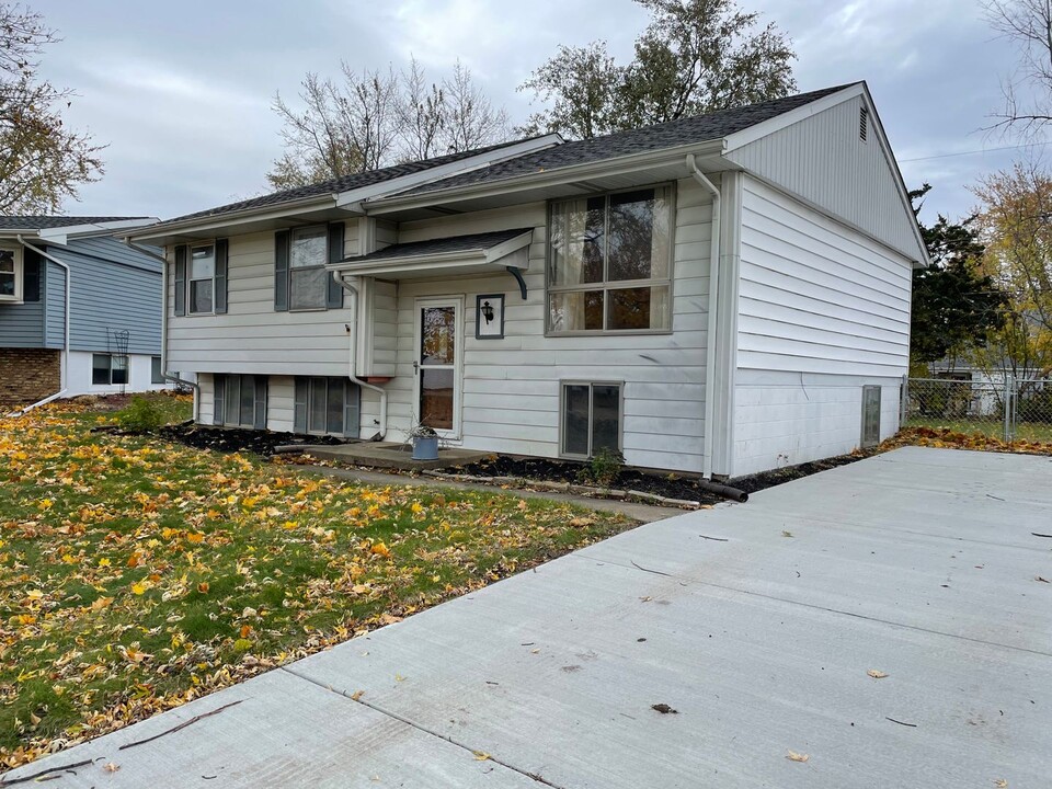 1323 Dogwood Ln in Bloomington, IL - Building Photo