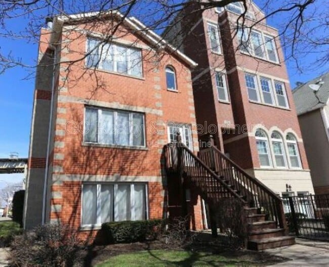 property at 1756 W Roscoe St