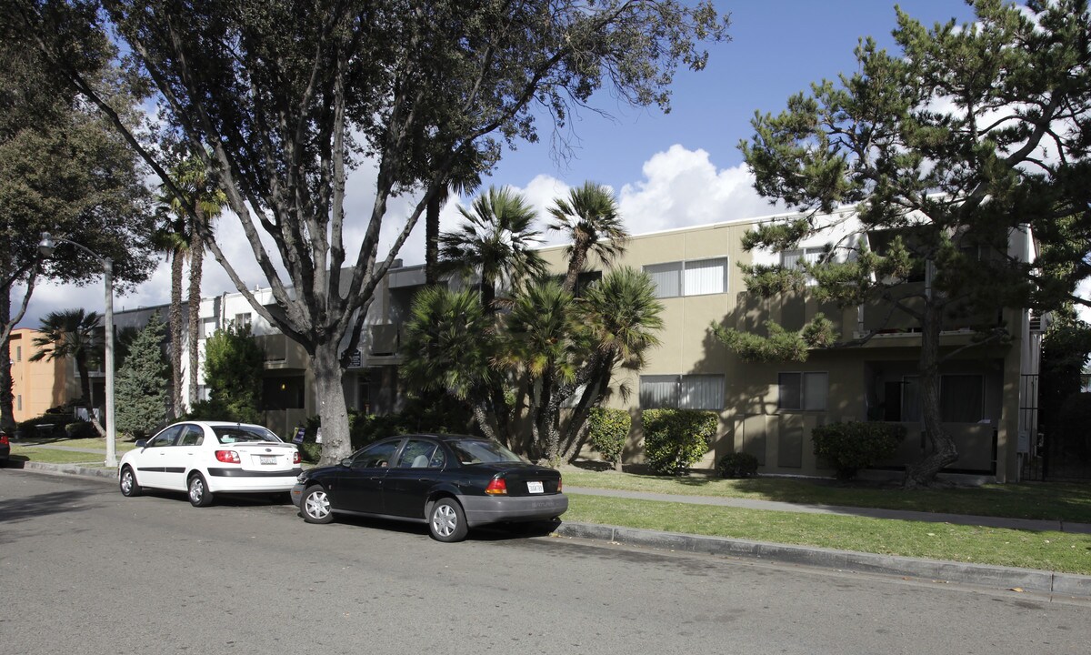 Crestwood Apartments in Fullerton, CA - Building Photo