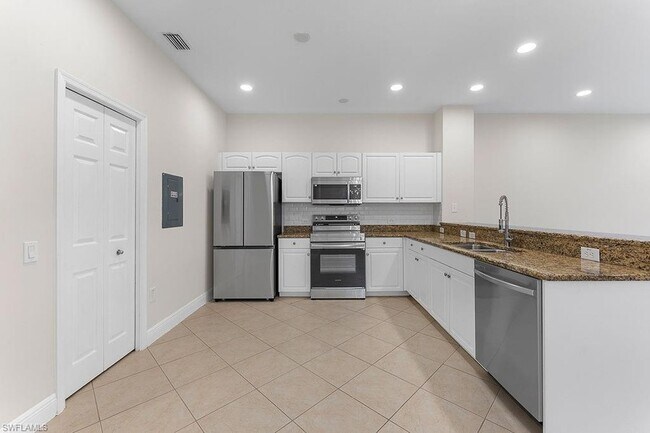 10041 Heather Ln, Unit 304 in Naples, FL - Building Photo - Building Photo