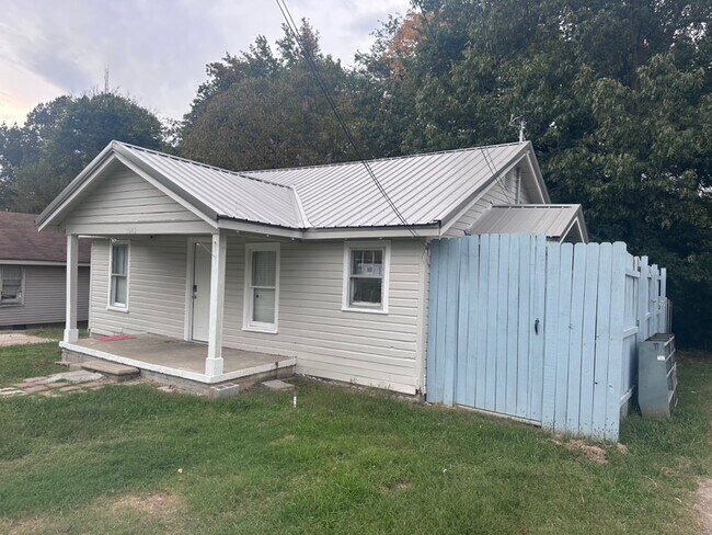 1628 Brasfield St in Dyersburg, TN - Building Photo - Building Photo