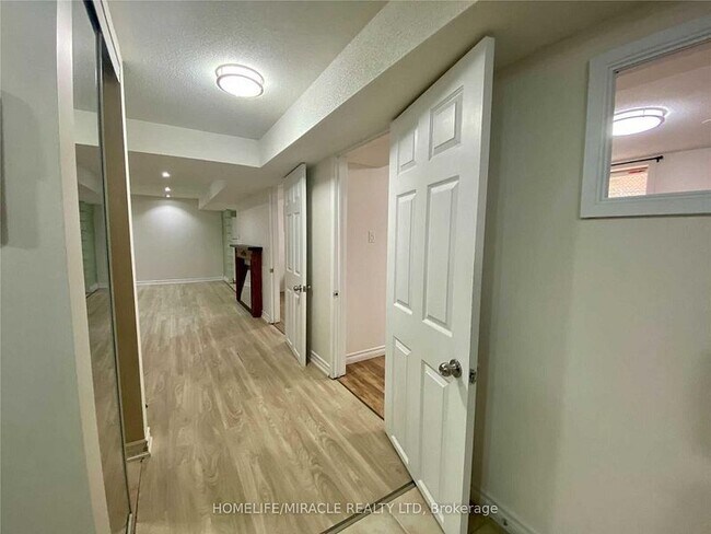 3081 Nawbrook Rd in Mississauga, ON - Building Photo - Building Photo